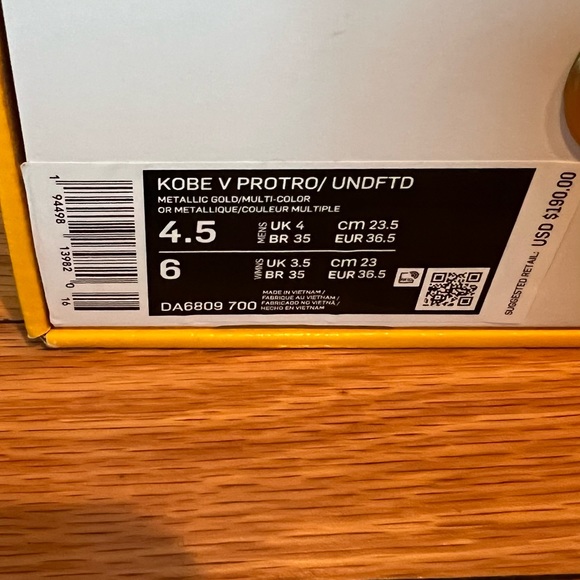 Kobe Undefeated Hall of Fame - Picture 4 of 10